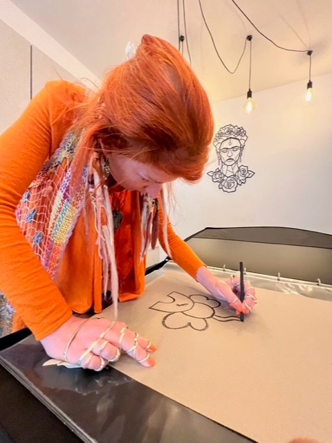 denise bezig met haar tekening