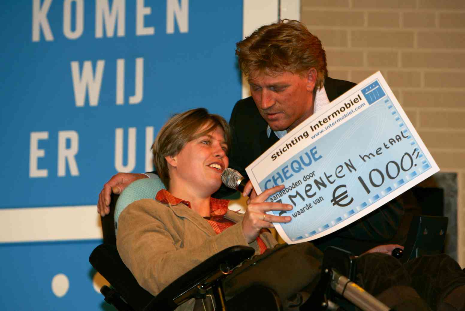 Bestuurslid Jo-Ann Snel overhandigt de cheque van Menten Metaal