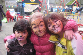 tevreden geschminkte kinderen